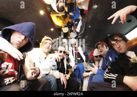 GOLDIE LOOKIN CHAIN, TOUR BUS, RITRATTO, 2004: Goldie Lookin Chain sul loro tourbus al culmine del loro successo, 2 aprile 2004. Figura: ROB WATKINS. INFO: Goldie Looking Chain è un gruppo rap gallese formatosi nel 2003. Noti per i loro testi umoristici e le personalità distintive, hanno guadagnato fama con successi come "Guns Don't Kill People, rapper Do" e la loro interpretazione satirica della cultura hip-hop britannica. Foto Stock