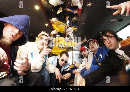 GOLDIE LOOKIN CHAIN, TOUR BUS, RITRATTO, 2004: Goldie Lookin Chain sul loro tourbus al culmine del loro successo, 2 aprile 2004. Figura: ROB WATKINS. INFO: Goldie Looking Chain è un gruppo rap gallese formatosi nel 2003. Noti per i loro testi umoristici e le personalità distintive, hanno guadagnato fama con successi come "Guns Don't Kill People, rapper Do" e la loro interpretazione satirica della cultura hip-hop britannica. Foto Stock