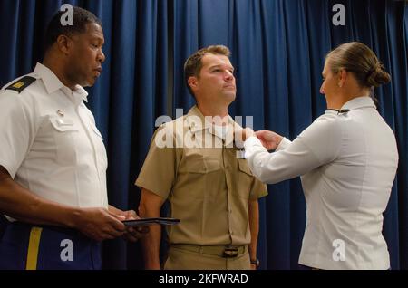 U.S. Navy CMdR. Michael Keppen, ex vice comandante del settore orientale, riceve una medaglia di commendenza del servizio congiunto dal colonnello dell'esercito statunitense Megan Stallings, comandante dell'USMEPCOM, durante una cerimonia di premiazione presso la sede centrale, ottobre 12 per i suoi eroici sforzi volti a salvare due persone dall'annegamento. Dopo aver visto un bambino e un uomo più anziano che lottano nel fiume Fox il 30 maggio, Keppen colò in acqua e li nuotò entrambi in sicurezza. Foto Stock
