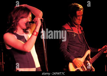 La cantante Rebecca Newman dei CUCCIOLI CALDI che suonano dal vivo al Barfly di Cardiff, il 10 febbraio 2004. Fotografia: ROB WATKINS. INFO: Hot Puppies, un gruppo indie pop gallese formatosi nel 2006, ha creato un suono stravagante. Album come Under the Crooked Moon mostravano la loro miscela di indie pop e influenze alternative. Anche se non ampiamente conosciuti, la loro affascinante musica ha lasciato un'impressione sulla scena indie. Foto Stock