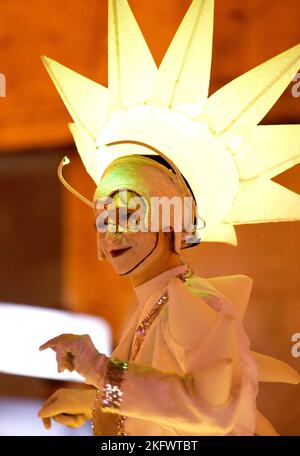 Palma di Maiorca, Spagna, 19th novembre 2022. Spettacolo di illuminazione natalizia di notte nelle strade della città di Palma di Maiorca. Foto Stock