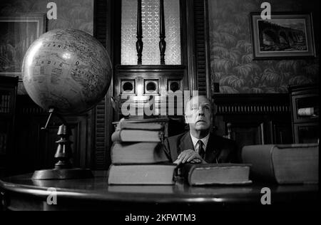 Jorge Luis Borges, scrittore di fiction argentino, presso la Biblioteca Nacional (Biblioteca Nazionale), Buenos Aires, Argentina Foto Stock