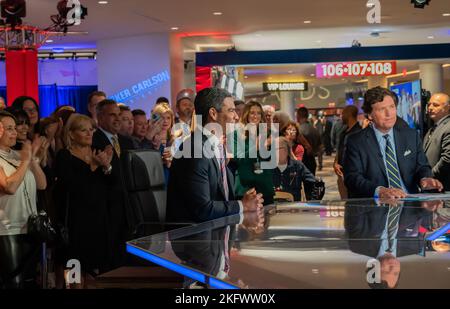 Fox Nation Patriot Awards in Hard Rock Casino, Hollywood, Miami, Florida; 17 novembre 2022; Tucker Carlson e sindaco di Miami Francis X. Suarez sul set Foto Stock