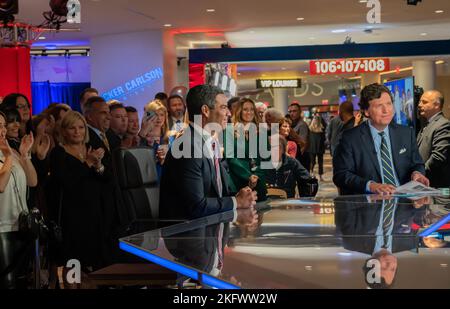 Fox Nation Patriot Awards in Hard Rock Casino, Hollywood, Miami, Florida; 17 novembre 2022; Tucker Carlson e sindaco di Miami Francis X. Suarez sul set Foto Stock