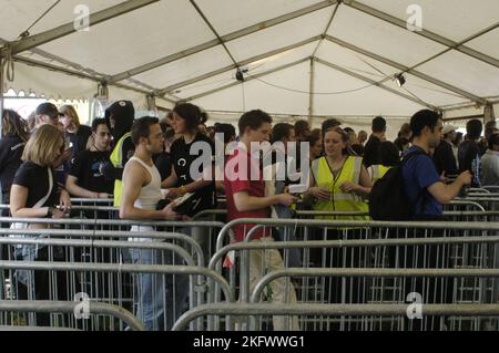 CONTROLLO DI BIGLIETTI E BORSE, INGRESSO, PATROCINIO 2003: INGRESSO pubblico. Homelands Festival vicino a Winchester, Inghilterra, 24 maggio 2003. Code, ingresso, sicurezza. Fotografia: ROB WATKINS. INFO: Homelands Festival è stato un importante festival di musica elettronica del Regno Unito tenuto in Inghilterra tra la fine degli anni '1990 e l'inizio degli anni '2000 Celebrando la cultura della musica dance, ha caratterizzato i migliori DJ e spettacoli dal vivo di generi come House, drum and bass e techno, attirando folle appassionate. Foto Stock