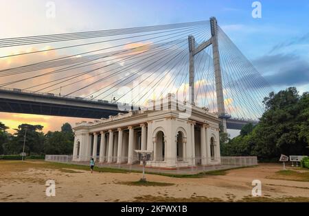 Architettura Heritage costruita in stile coloniale a Princep Ghat Kolkata, India con vista del cavo Vidyasagar Setu passato ponte all'alba Foto Stock