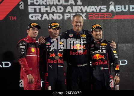 Abu Dhabi, Emirati Arabi Uniti. 20th Nov 2022. Motorsport: Campionato del mondo di Formula 1, Gran Premio di Abu Dhabi, podio da sinistra a destra: 2nd° posto per Charles Leclerc di Monaco del Team Ferrari, vincitore Max Verstappen dei Paesi Bassi del Team Oracle Red Bull, OLAF Janssen (Red Bull Racing), 3rd° posto per Sergio Perez del Team Oracle Red Bull messicano Credit: Hasan Brantic/dpa/Alamy Live News Foto Stock