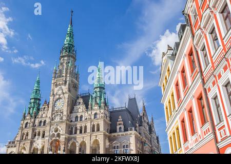 Case colorate e storico municipio a Liberec, Repubblica Ceca Foto Stock