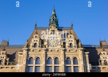 Orologio sulla facciata del municipio storico a Liberec, Repubblica Ceca Foto Stock