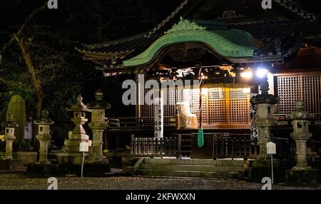 Bel Santuario di Wakamiya illuminato di notte a Shizuoka, Giappone Foto Stock