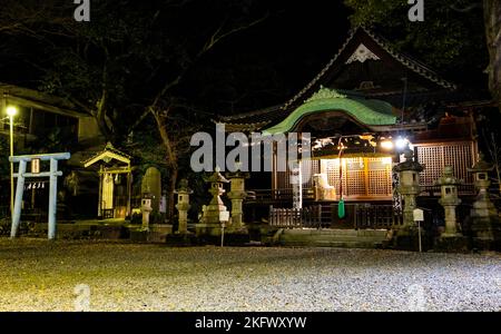 Bel Santuario di Wakamiya illuminato di notte a Shizuoka, Giappone Foto Stock