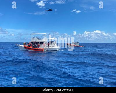 Gli equipaggi delle forze dell'ordine della Guardia costiera salvano le persone da un cabinato da 40 piedi non sicuro e sovraccaricato a circa 20 miglia da Boca Raton, Florida, 12 ottobre 2022. La popolazione è stata trasferita alle autorità delle Bahamas, il 16 ottobre 2022. Foto Stock