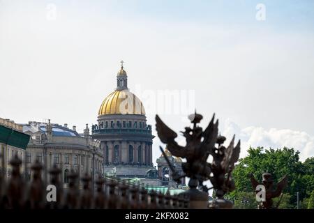 Vista della cupola di St. La Cattedrale di Isaac da Piazza del Palazzo. Foto Stock
