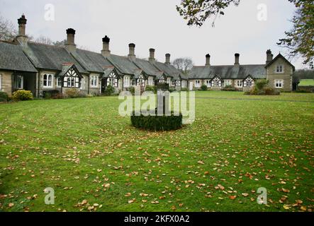 Una vista delle Almshouses a Waddington vicino Clitheroe, Lancashire, Regno Unito, Europa Foto Stock