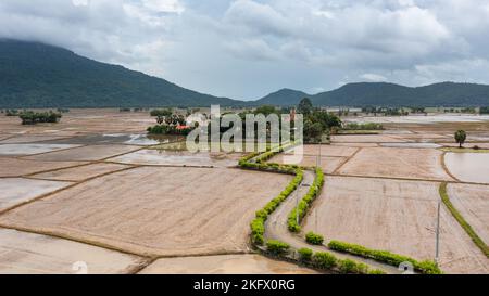 Pagoda Khmer tra risaie in un Giang da vista aerea Foto Stock