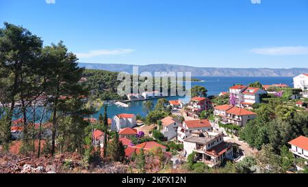 Veduta aerea di Jelsa, isola di Hvar in Croazia dalla collina. Giornata estiva panoramica, vista degli uccelli con la vicina isola dietro l'acqua. Jelsa baia, mare Foto Stock
