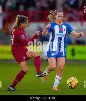 Crawley, Regno Unito. 20th Nov 2022. Crawley, Inghilterra, 20th 2022 novembre: Katie Stengel (24 Liverpool) affronta Elisabeth Terland (11 Brighton) durante la partita di calcio della Barclays Womens Super League tra Brighton e Liverpool al Broadfield Stadium di Crawley, Inghilterra. (James Whitehead/SPP) Credit: SPP Sport Press Photo. /Alamy Live News Foto Stock