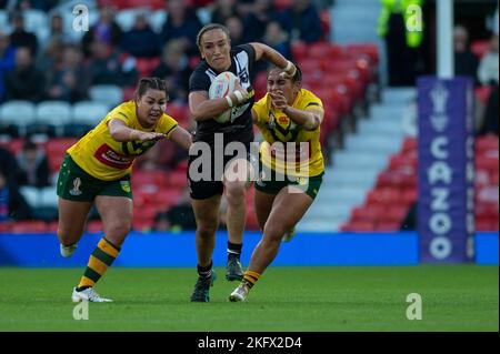 Il Capitano neozelandese Krystal Rota avanza attraverso due giocatori australiani durante la finale di Coppa del mondo di rugby femminile 2021 tra Australia e Nuova Zelanda a Old Trafford, Manchester, sabato 19th novembre 2022. (Foto: Trevor Wilkinson | NOTIZIE MI) Credit: NOTIZIE MI & Sport /Alamy Live News Foto Stock