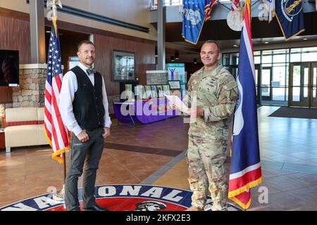 Wyoming Army National Guard Recruiting Officer Strength Manager, Chief Warrant Officer 4 Anthony Finch, giura in Michael Pieper come ufficiale medico nell'esercito degli Stati Uniti. Il Dr. Pieper è un medico di famiglia ad Afton e nella zona della Star Valley del Wyoming. Foto Stock