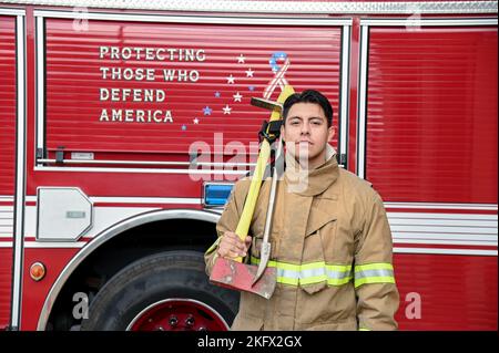 221012-N-UJ449-1034 STAZIONE AERONAVALE DI SIGONELLA, ITALIA (OTT 12, 2022) Aviation Boatswain’s Mate (Aircraft Handler) 2nd Class Francisco Perezguillen, del Gross Pointe Park, Michigan, assegnato a Sigonella Fire and Emergency Services, si presenta per una foto dopo essere stato nominato “Sailor in the Spotlight” sulla Naval Air Station Sigonella, 12 ottobre 2022. La posizione strategica di NAS Sigonella consente alle forze nazionali statunitensi, alleate e partner di implementare e rispondere come richiesto, garantendo sicurezza e stabilità in Europa, Africa e comando centrale. Foto Stock