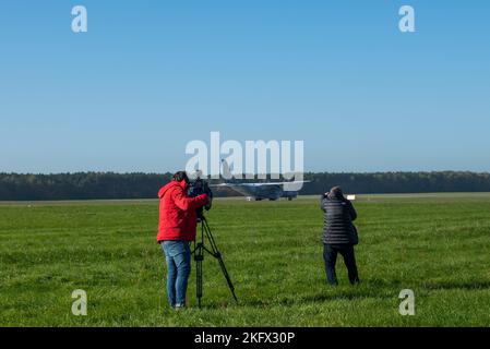 I media internazionali catturano le immagini di una Casa 295 dell'aeronautica polacca che tassava sulla pista durante la giornata dei media della NATO Air Shielding, 12 ottobre 2022 presso la base aerea di Łask, Polonia. I Raptor F-22 delle forze aeree statunitensi dello Squadrone dei combattenti expeditionari del 90th sostengono la missione di schermatura aerea insieme ai tifosi polacchi F-16s ed europei. L'evento ha mostrato l'importanza della missione di schermatura aerea della NATO e l'interoperabilità tra gli alleati degli Stati Uniti e della NATO nei confronti dei media internazionali attraverso dimostrazioni aeree trilaterali e interviste con i membri del servizio. Gli Stati Uniti restano dedicati alla nostra sicurezza Foto Stock