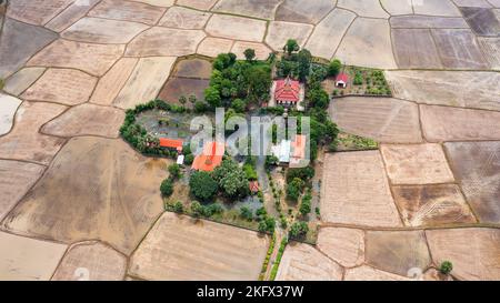 Pagoda Khmer tra risaie in un Giang da vista aerea Foto Stock