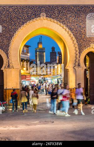 Bab Bou Jeloud - una delle porte principali della medina di Fez in Marocco, Foto Stock