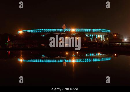 Nuova Delhi, India. 19th Nov 2022. Il Parlamento indiano è illuminato con luce blu alla vigilia della Giornata Mondiale dei Bambini. Il colore blu simboleggia la necessità di prestare attenzione ai diritti di ogni bambino a livello globale. (Foto di Amarjeet Kumar Singh/SOPA Imag/Sipa USA) Credit: Sipa USA/Alamy Live News Foto Stock