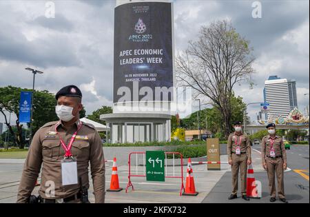 Punto di controllo di sicurezza istituito presso il Centro nazionale convegni Regina Sirikit (QSNCC) di Bangkok, Thailandia, dove si tiene il vertice Asia-PaciﬡH cooperazione economica (APEC) del 2022. 14NOV22 SCMP / Sam Tsang Foto Stock