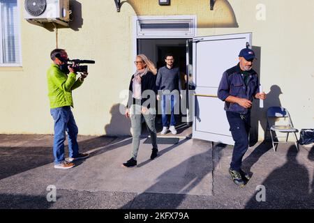 A sinistra, Vincenzo Vitiello Training Support Specialist, assegnato al 7th Army Training Command, filma l'addestramento alla procedura di evacuazione al personale AFSB, come parte della settimana di prevenzione degli incendi. Camp Darby, DEPOT, Italia, 13 ottobre 2022. Foto Stock