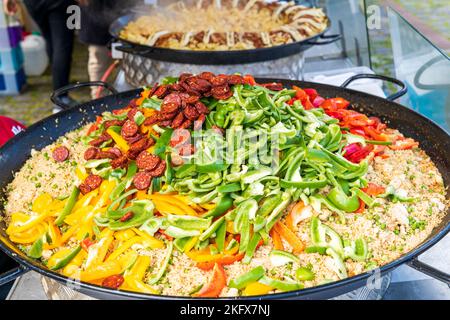 Padella grande di Paella essendo cotti all'aperto Foto stock - Alamy