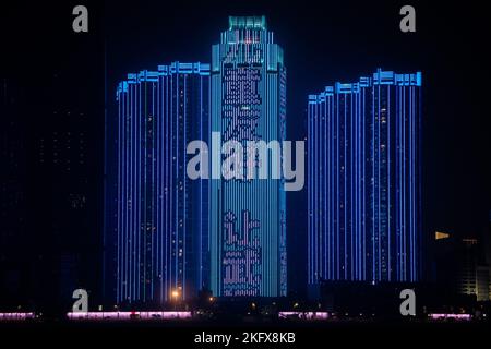 Wuhan, Provincia cinese di Hubei. 20th Nov 2022. Diversi edifici sono illuminati per celebrare la Giornata Mondiale dell'Infanzia a Wuhan, provincia di Hubei, Cina centrale, 20 novembre 2022. Credit: WU Zhizun/Xinhua/Alamy Live News Foto Stock