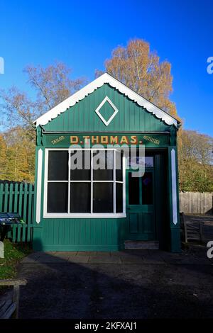 Thomas Tailor’s Shop, Museo Nazionale di Storia di St Fagans. Amgueddfa Werin Cymru. Preso il 2022 novembre. Autunno. Foto Stock