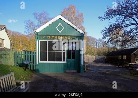 Thomas Tailor’s Shop, Museo Nazionale di Storia di St Fagans. Amgueddfa Werin Cymru. Preso il 2022 novembre. Autunno. Foto Stock