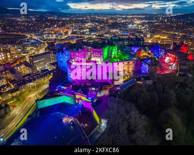 Edimburgo, Scozia, Regno Unito. 20th novembre 2022. Il Castello di Edimburgo è visto illuminato da proiezioni durante lo spettacolo del Castello di luce. Nel terzo anno, il Castello di luce trasforma il Castello di Edimburgo in un “Regno dei colori”. L'evento si svolge fino alla fine di dicembre in determinate notti. Iain Masterton/Alamy Live News Foto Stock
