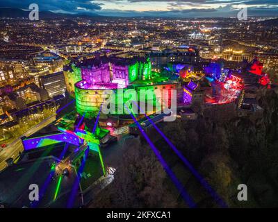 Edimburgo, Scozia, Regno Unito. 20th novembre 2022. Il Castello di Edimburgo è visto illuminato da proiezioni durante lo spettacolo del Castello di luce. Nel terzo anno, il Castello di luce trasforma il Castello di Edimburgo in un “Regno dei colori”. L'evento si svolge fino alla fine di dicembre in determinate notti. Iain Masterton/Alamy Live News Foto Stock