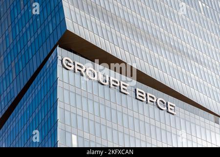 Vista esterna della sede del gruppo bancario francese BPCE, risultante dalla fusione dei gruppi Banque Populaire e Caisse d'Epargne Foto Stock