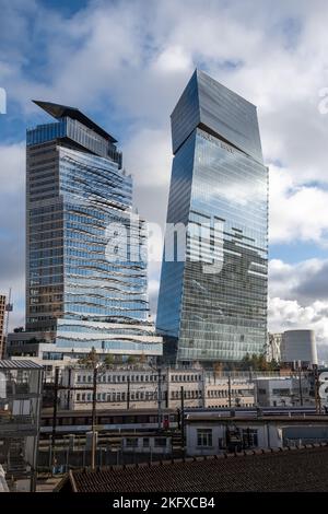 Vista esterna delle torri che ospitano la sede del gruppo bancario francese BPCE, frutto della fusione tra Banque Populaire e Caisse d'Epargne Foto Stock