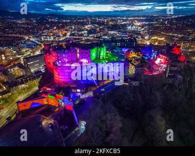Edimburgo, Scozia, Regno Unito. 20th novembre 2022. Il Castello di Edimburgo è visto illuminato da proiezioni durante lo spettacolo del Castello di luce. Nel terzo anno, il Castello di luce trasforma il Castello di Edimburgo in un “Regno dei colori”. L'evento si svolge fino alla fine di dicembre in determinate notti. Iain Masterton/Alamy Live News Foto Stock