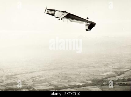 Volo aerobico con un aereo Zlin sul Piemonte occidentale, non molto lontano dal monte Monviso Foto Stock