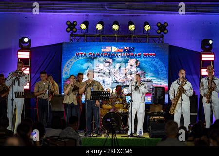 221013-N-DB724-2380 CEBU, Filippine (ott 13, 2022) marinai, assegnati alla US 7th Fleet Band, e marinai, assegnati alla Philippine Marine Corps Band, si esibiscono al SM Seaside City Cebu Mall durante l'esercizio Sama Sama-Lumbas 2022 a Cebu, Filippine, ottobre 13. Sama Sama-Lumbas è un esercizio multilaterale e comprende forze provenienti da Filippine, Stati Uniti, Australia, Francia, Giappone, E il Regno Unito ha progettato di promuovere la cooperazione regionale in materia di sicurezza, mantenere e rafforzare i partenariati marittimi e migliorare l'interoperabilità marittima. Foto Stock