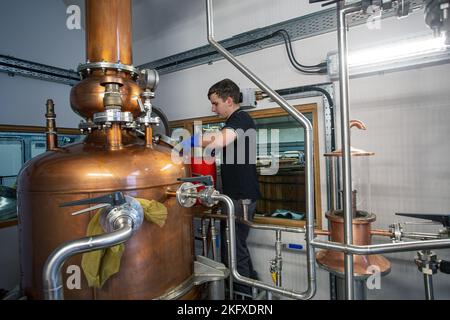 Isola di Harris Gin - Harris Distillery piccolo gin di rame ancora a Tarbert , Isola di Harris , Scozia. Foto Stock
