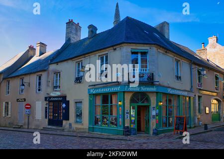 Vista sulla strada della città vecchia di Bayeux Foto Stock