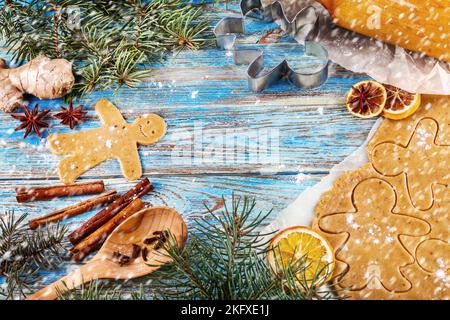 Natale ancora vita sfondo con biscotti di pan di zenzero in decorazione cornice da ingrediente per la cottura su tavole di legno Foto Stock