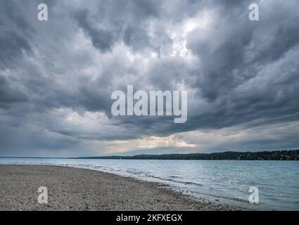 Le nuvole di tempesta oscure si spostano sul lago di Starnberg, time lapse, alta Baviera, Baviera, Germania, Europa Foto Stock