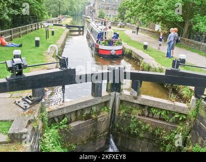 Heptonstall Regno Unito - Giugno 29 2009; passando attraverso le chiuse del canale di Hebden che scorrono attraverso il pittoresco villaggio inglese. Foto Stock