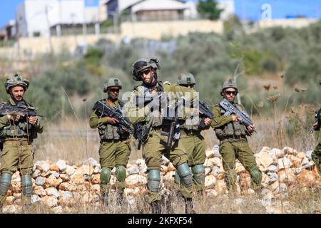 Salfit, Palestina. 20th Nov 2022. Una forza dell'esercito israeliano circonda l'insediamento di Brukhine, mentre i coloni ebrei si impadronono della terra degli agricoltori palestinesi nel villaggio di Burqin, ad ovest di Salfit, nella Cisgiordania occupata. (Foto di Nasser Ishtayeh/SOPA Images/Sipa USA) Credit: Sipa USA/Alamy Live News Foto Stock