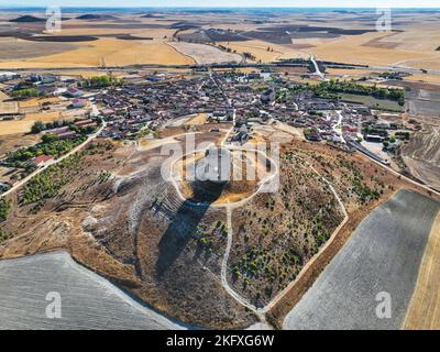 Veduta aerea del piccolo villaggio di Mota del Marqués nella provincia di Valladolid, come si vede dalle rovine del suo castello. Foto Stock