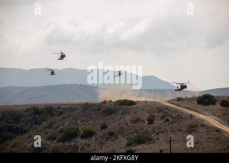 I Blackhawks decolgono con i soldati assegnati alla truppe Charlie, 3rd Brigade Combat Team, 82nd Airborne Division, mentre partirono per le loro missioni durante Project Convergence 2022 il 12 ottobre 2022, Stati Uniti occidentali. PC22, un evento di più mesi consente al Dipartimento della Difesa e ai suoi partner multinazionali di valutare i concetti e le capacità di combattimento futuro. Foto Stock