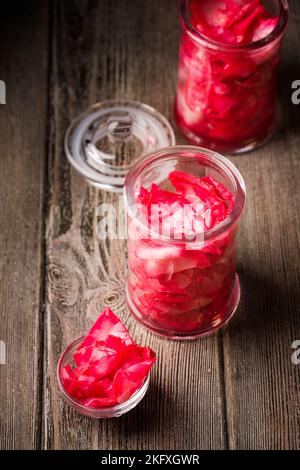 Cavolo marinato e sottaceto con barbabietole in vaso di vetro Foto Stock